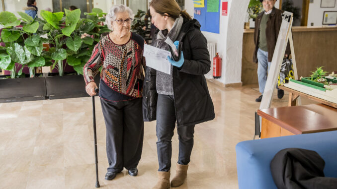 El 20% de los españoles mayores de 50 años es cuidador